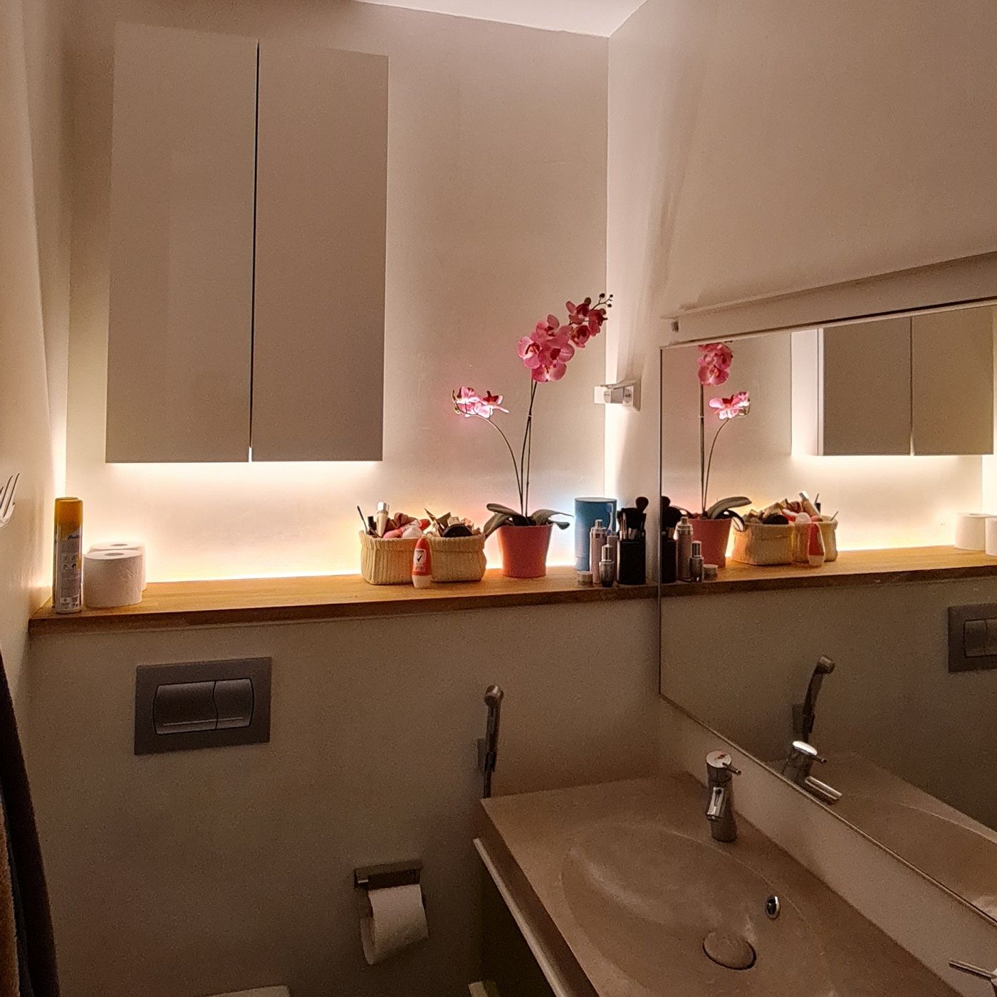 Luce indiretta nella toilette di notte
